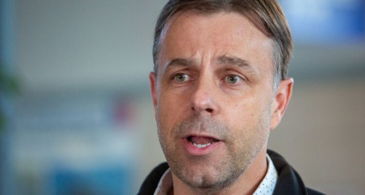 Alcalde Codina emplaza a Tohá por Bajos de Mena: “Salga de La Moneda y venga a conocer la realidad”