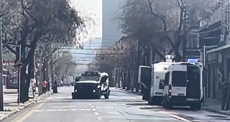 Reportan disturbios en liceo de Santiago: encapuchados lanzaron bombas molotov a Carabineros