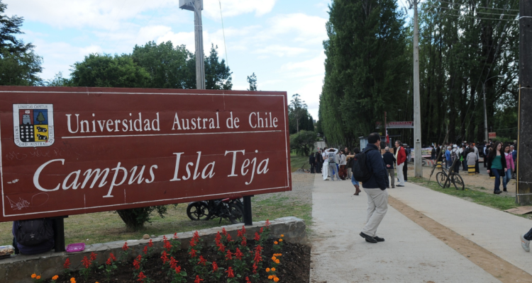 Frontis de campus de la UACh por demandas por despidos injustificados presentados por docentes
