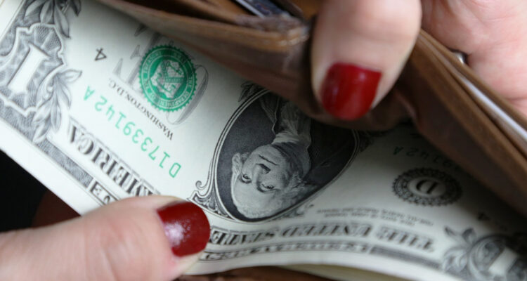 El dólar sigue en bajos niveles pese a la pequeña alza con la que abrió este viernes