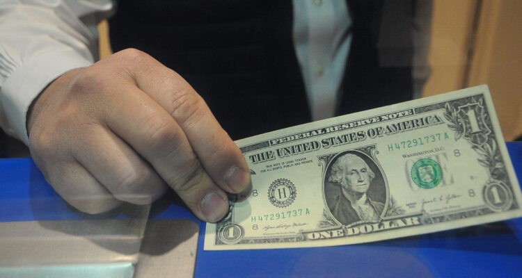 El dólar parte la semana de Fiestas Patrias a la baja y el mercado espera atento noticias de EEUU