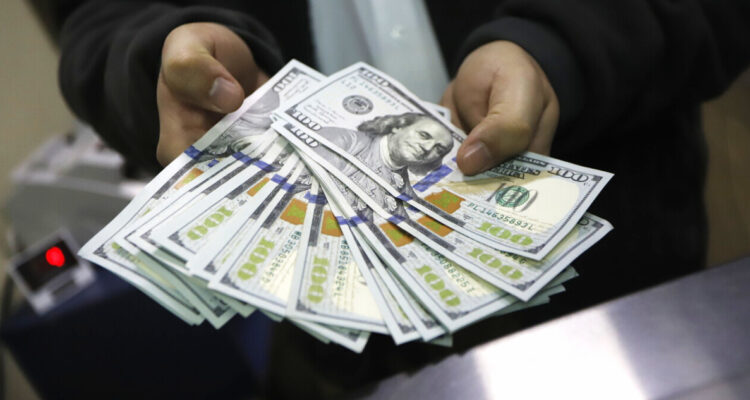El dólar abre la semana tocando los $950: dato de inflación en EEUU será clave para el billete verde