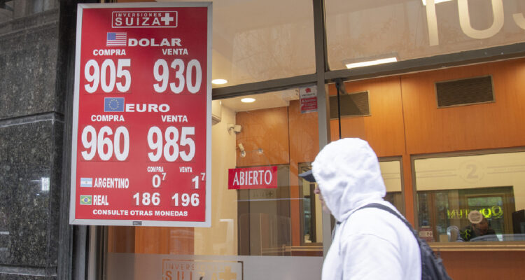 A pesar del leve repunte inicial, el dólar se mueve por debajo de los $900