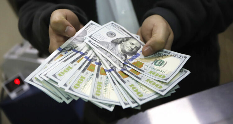 El dólar se empina y toca los $930 apoyado en la caída de los precios del cobre