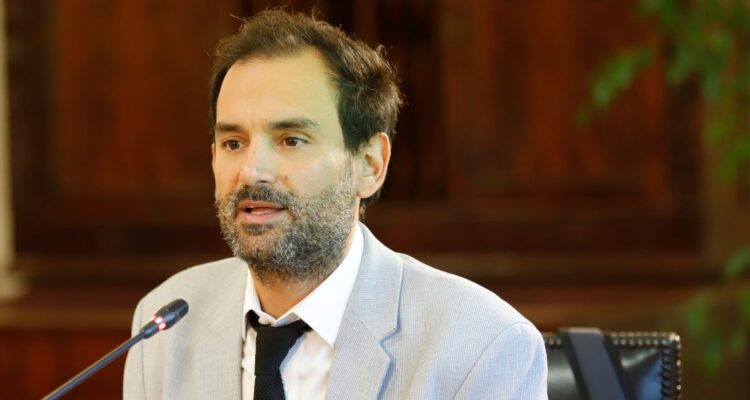 Abogado del FA defiende mención a Chadwick en AC: “Los antecedentes son de público conocimiento”