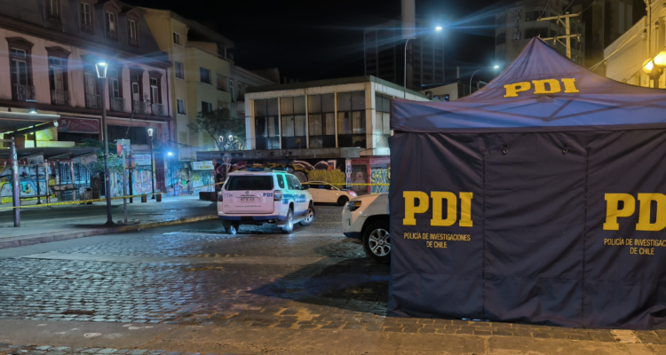 Dos hombres mueren por impacto balístico en subida Ecuador en Valparaíso: PDI investiga el hecho