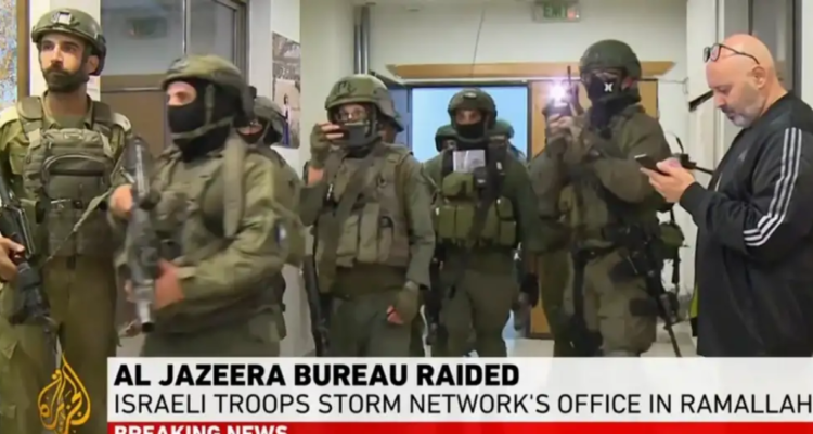 Ejército israelí irrumpe en sede de canal catarí Al Jazeera en Cisjordania y cierra sus transmisiones