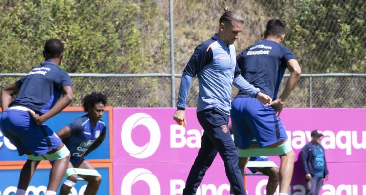 Sebastián Beccacece debuta este viernes al mando de Ecuador.