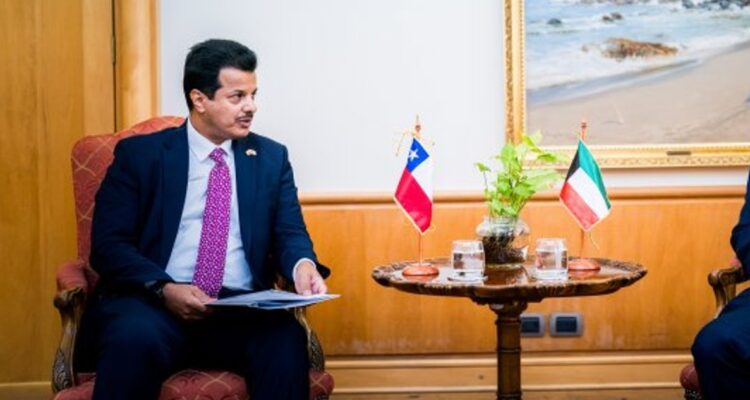 Entre precariedad laboral y autos de lujo en venta: Kuwait cierra embajada en Chile