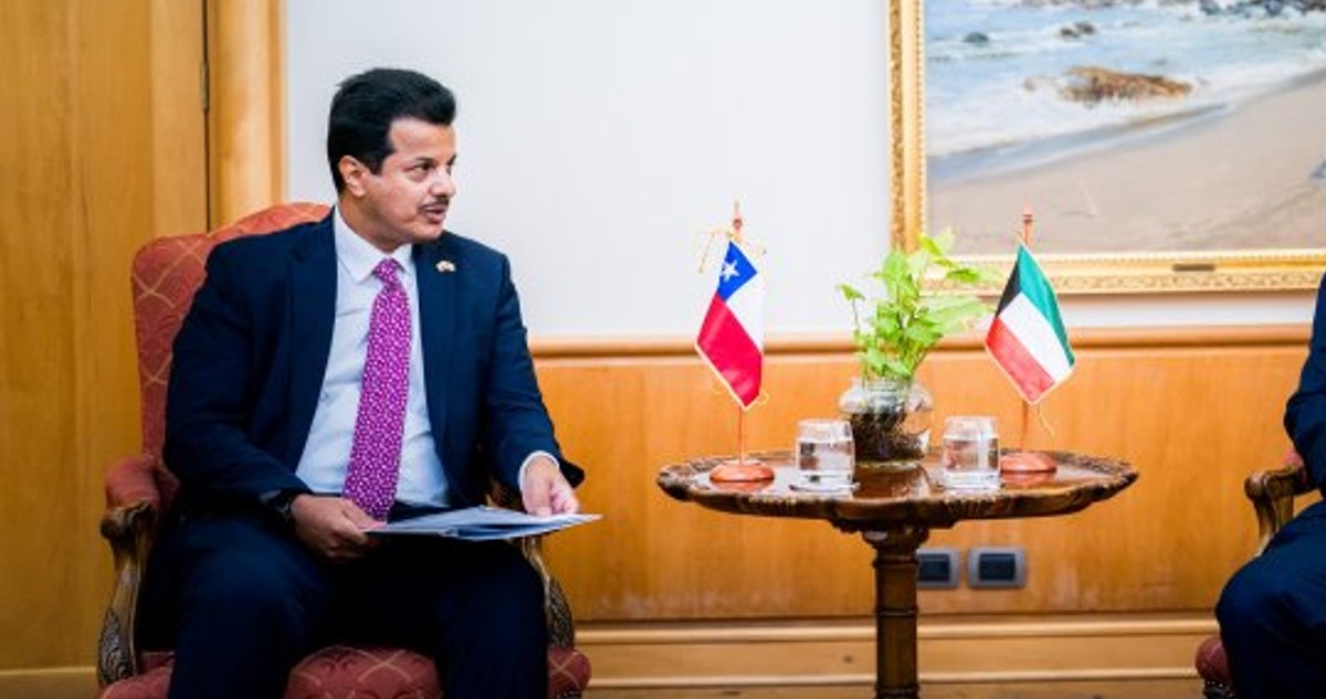 Entre precariedad laboral y autos de lujo en venta: Kuwait cierra embajada en Chile