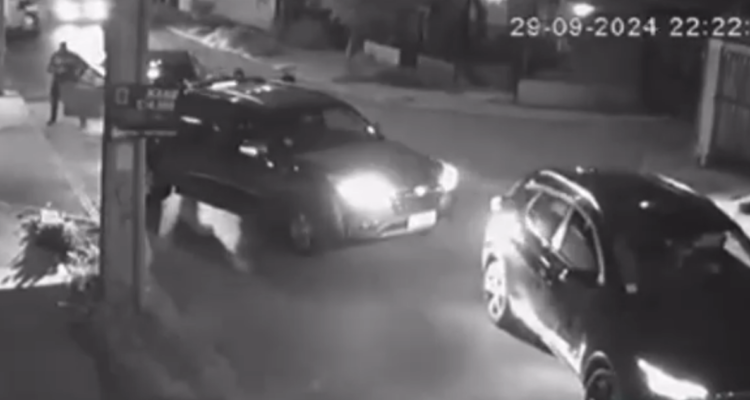 Familia sufre encerrona en Maipú y es amenazada con subametralladora con mira láser