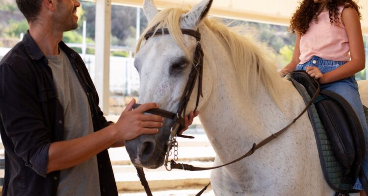 Qué es la equinoterapia, en qué consiste, cuáles son sus beneficios y qué necesitan los caballos para hacer esta terapia de salud mental.