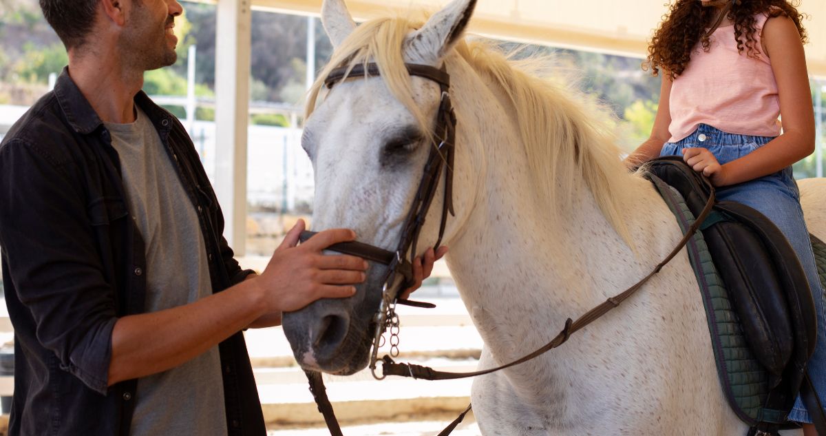 Qué es la equinoterapia, en qué consiste, cuáles son sus beneficios y qué necesitan los caballos para hacer esta terapia de salud mental.