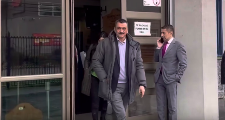 Exrector de la UACh, Óscar Galindo, saliendo de su formlaización