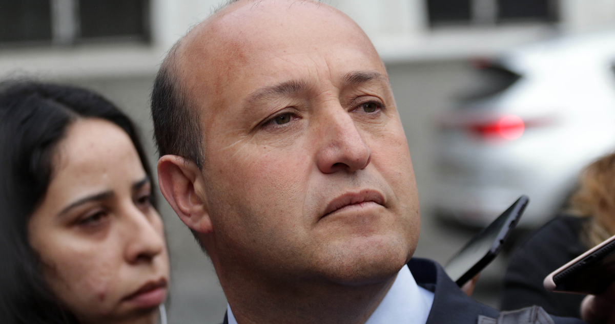 Exfiscal Guerra emitió boletas por $120 millones a estudio de hijo de exministro de la Corte Suprema
