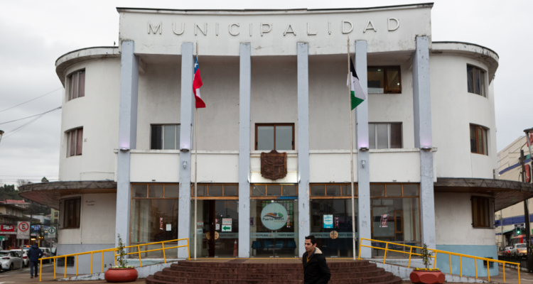 Frontis de municipio de Puerto Montt por detención del exjefe del DAEM