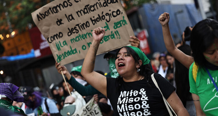 Feministas mexicanas se manifiestan por despenalización total del aborto en el país