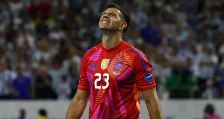 Emilliano Dibu Martínez, sancionado por la FIFA