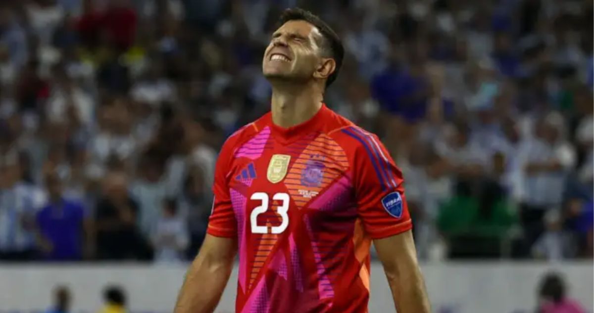 Emilliano Dibu Martínez, sancionado por la FIFA
