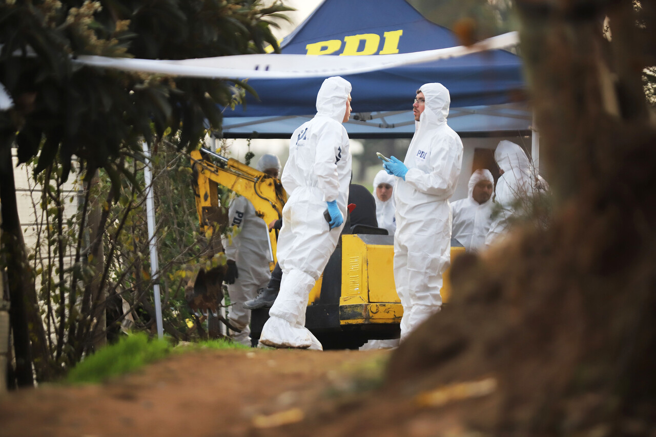 Personal de la Brigada de Homicidios de la Policía de Investigaciones, acude al lugar donde vivia Hiugo Bustamante asesino de la menos Ambar Cornejo, luego de una supuesta confesión de este, ya que habría asesinado a dos personas mas que estarían enterradas en el inmueble