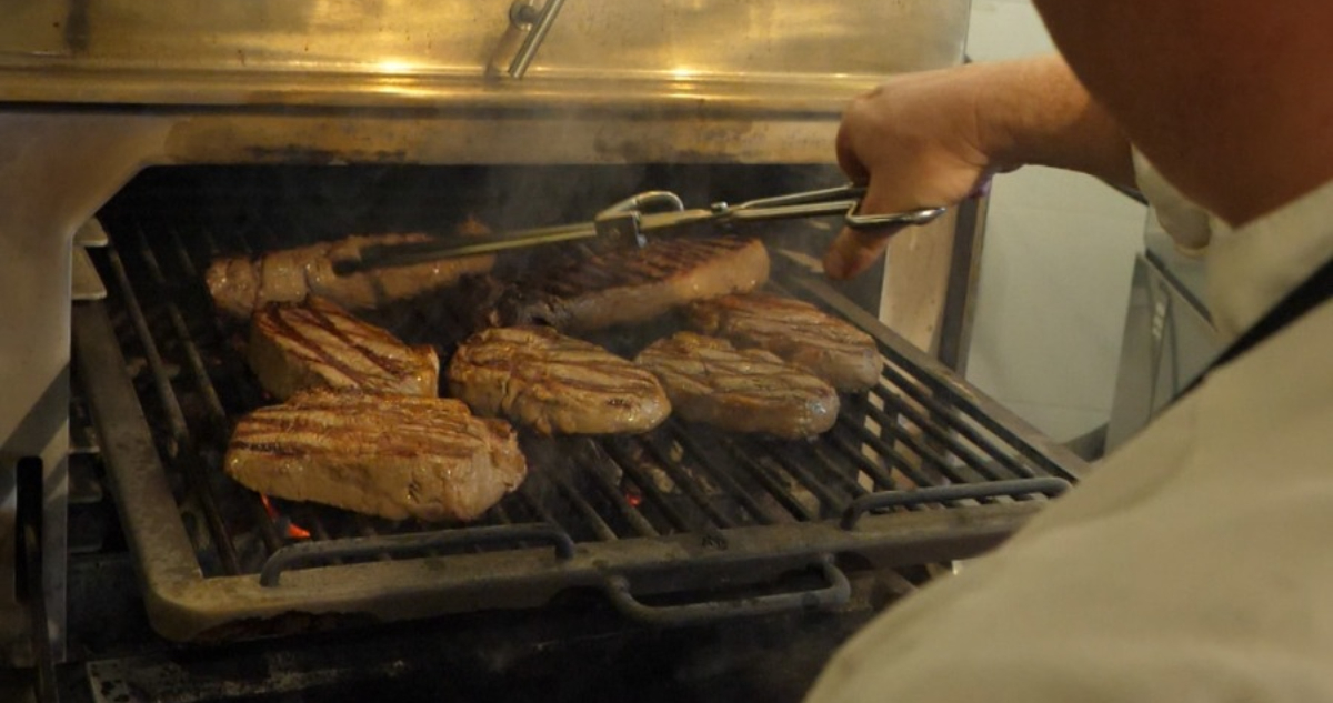 Parrillas interiores y hornos de alta tecnología lideran nuevas tendencias en asados para restaurantes