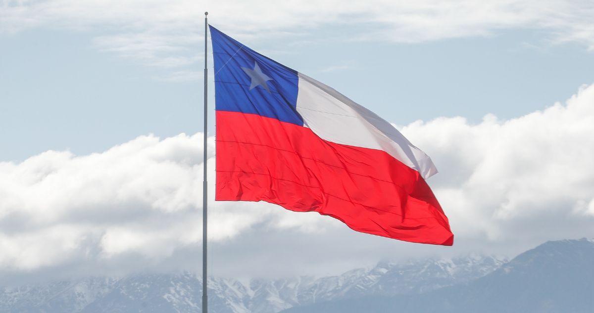 “Hacerla corta”, “apretar cachete” y más: estas son las frases típicas chilenas más usadas según Cadem
