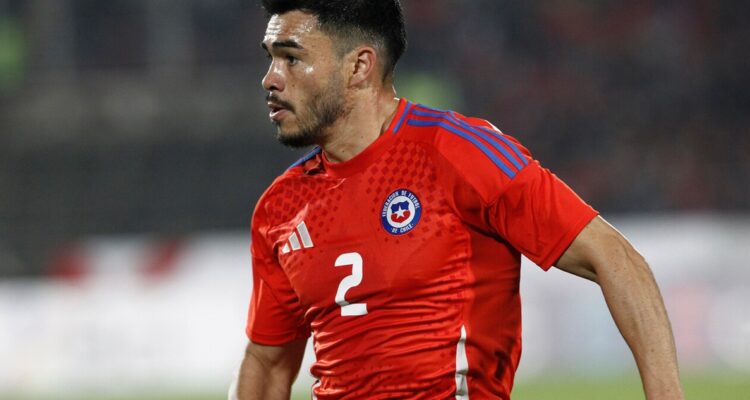 Gabriel Suazo jugando por La Roja.