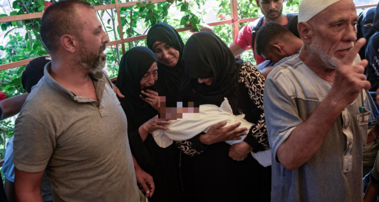 Mujeres palestinas lloran ante el cuerpo de un niño, tras un ataque aéreo israelí, en el Hospital Nasser