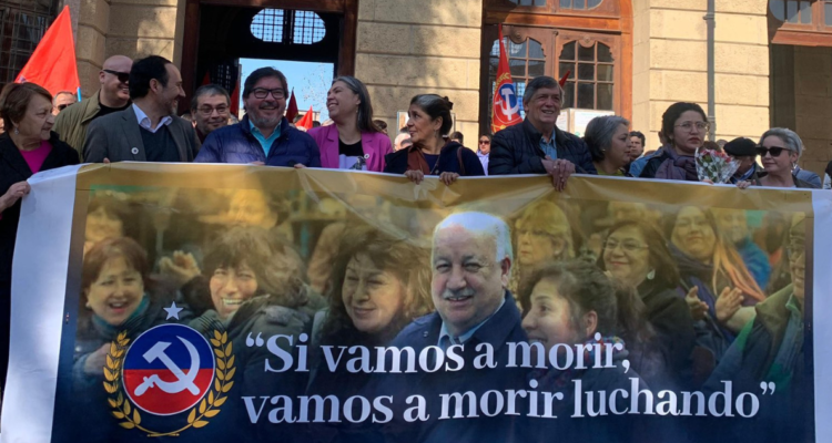 Miembros del Partido Comunista conmemorando un año de la muerte de Guillermo Teillier.