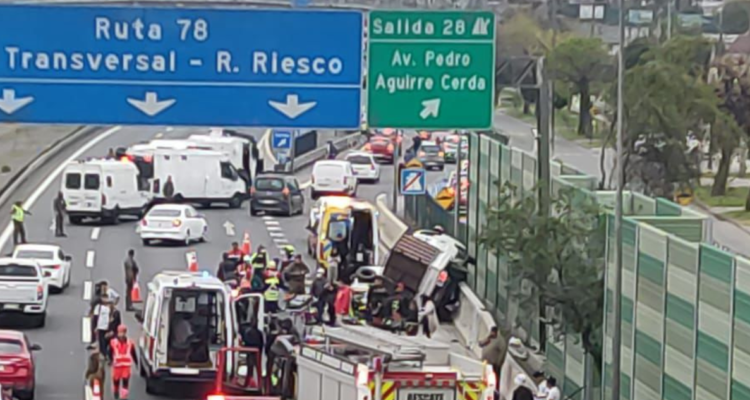 Vehículo con hinchas de Colo Colo protagoniza accidente camino al aeropuerto: informan 10 heridos