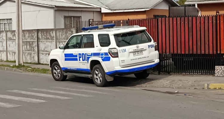 Camioneta de la PDI estacionada donde hombre fue baleado en Coronel