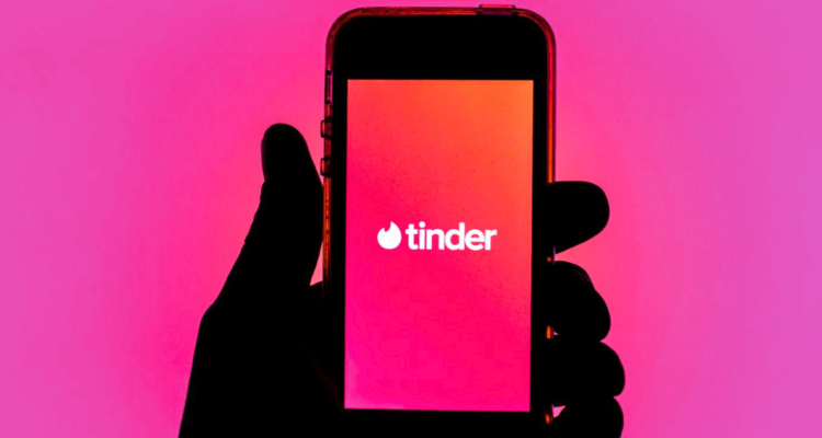 Hombre suplantó la identidad de su amigo en Tinder y fue multado con más de $3 millones en España