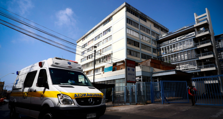 Hospital Carlos Van Buren tuvo que arrendar ambulancia para el servicio ante crisis presupuestaria