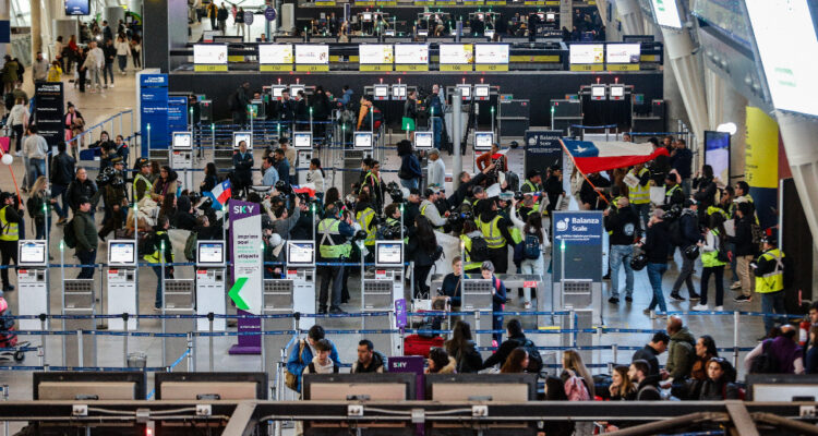 Aerolíneas informan medidas ante huelga en Aeropuerto de Santiago justo en contexto de Fiestas Patrias