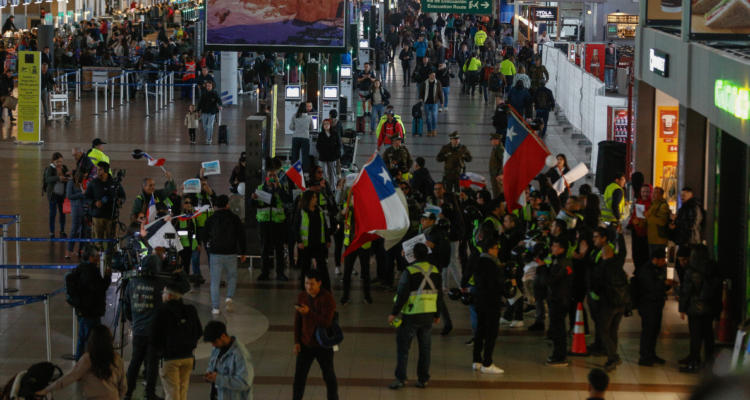 Conoce las razones que motivaron la huelga de trabajadores en el Aeropuerto de Santiago