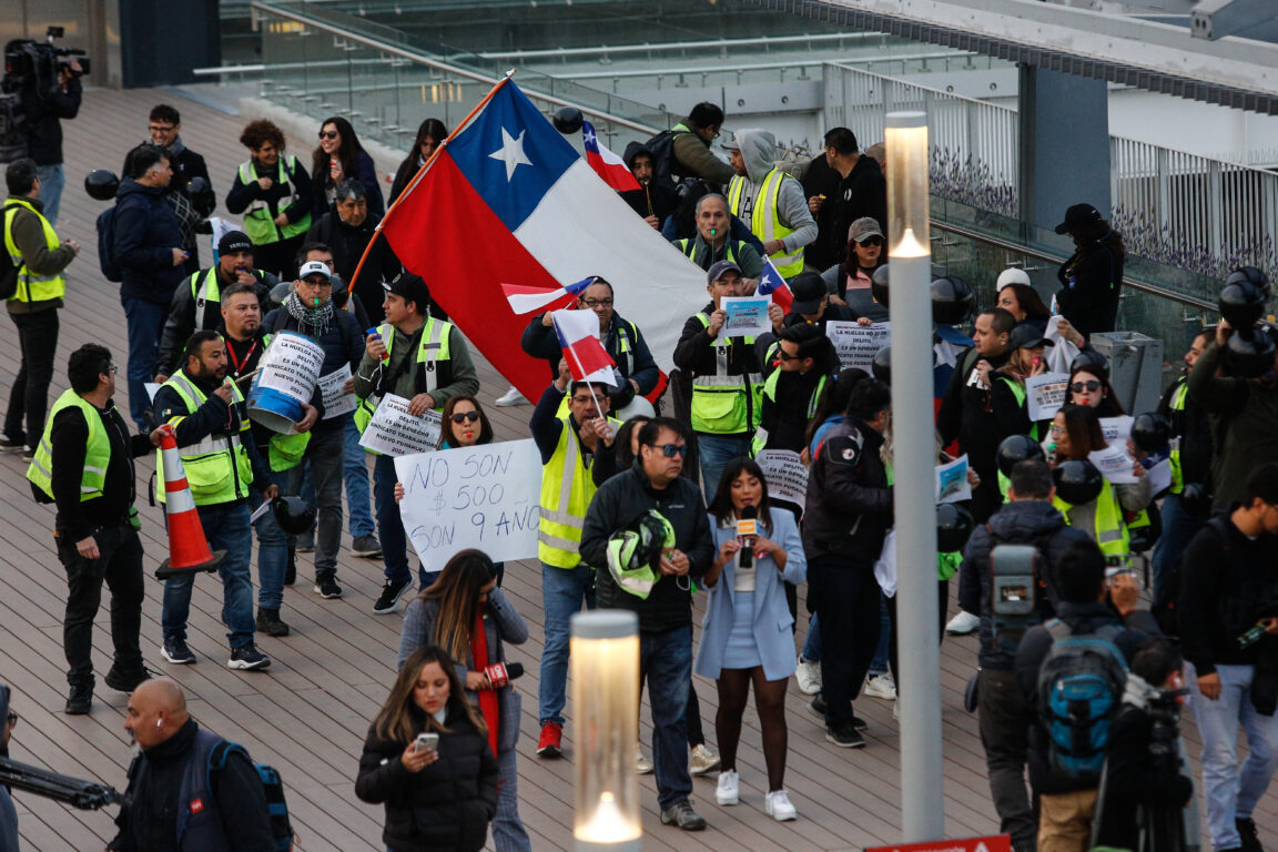 Las razones detrás de la huelga en el Aeropuerto de Santiago: esto es lo que piden los trabajadores