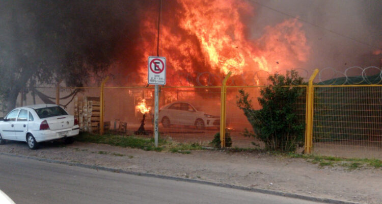 Incendio afecta feria de locales comerciales en Paine: mantiene peligro de propagación