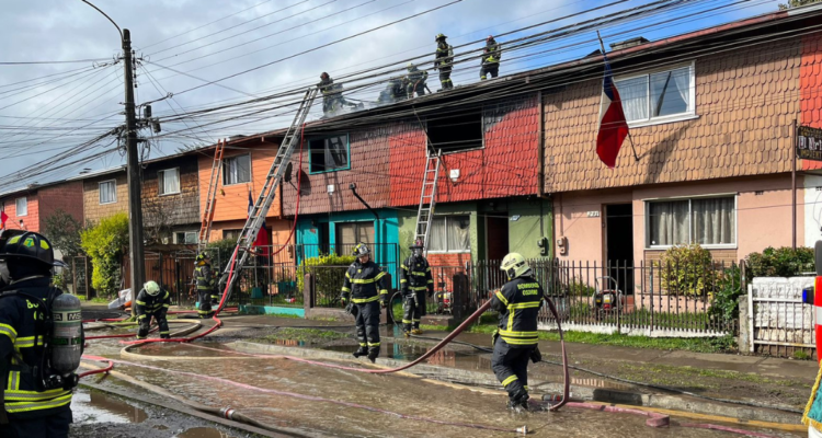 Incendio termina con 4 viviendas afectadas y un bombero lesionado tras caer desde un techo en Osorno