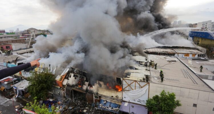 Multimillonarias pérdidas deja incendio en Meiggs: se perdió mercadería para Halloween y Navidad