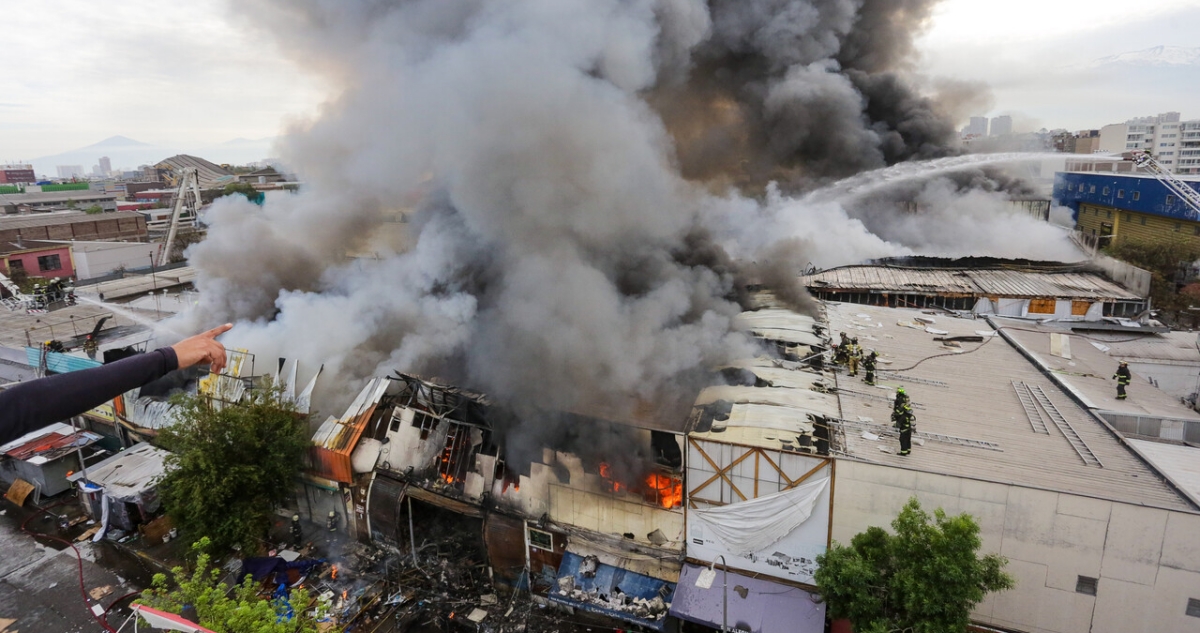 Multimillonarias pérdidas deja incendio en Meiggs: se perdió mercadería para Halloween y Navidad