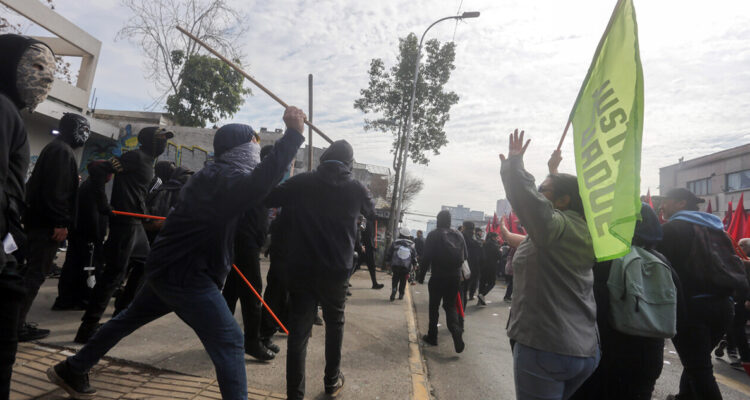 Confirman un muerto y 36 detenidos tras incidentes en Romería a cementerio General en Santiago