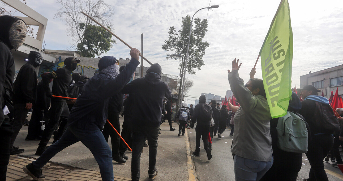 Confirman un muerto y 36 detenidos tras incidentes en Romería a cementerio General en Santiago