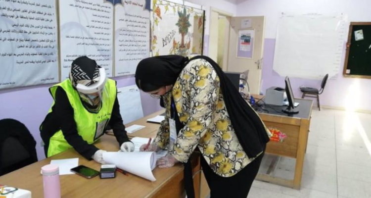 Imagen de archivo de una mujer votando en elecciones parlamentarias en Jordania