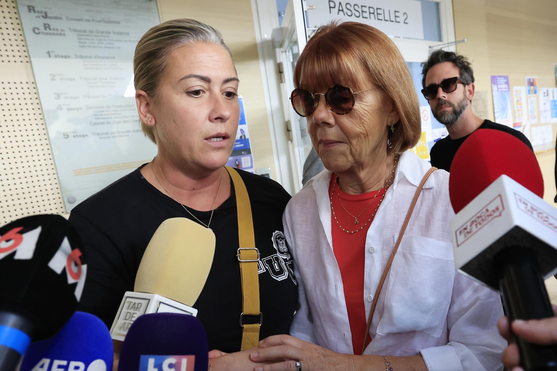 Gisele Pelicot (d) y su hija Caroline Darian (i) en el tribunal de Aviñón