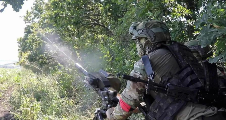 Militar ruso disparando un lanzagranadas hacia posiciones ucranianas en una zona indeterminada de la región de Kursk