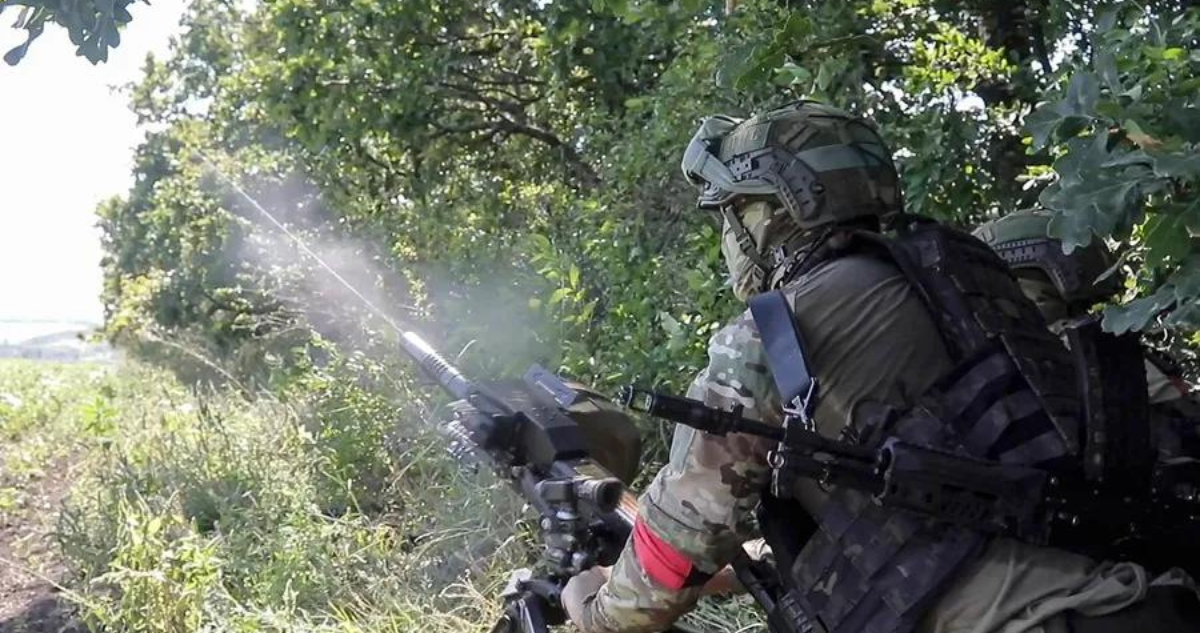 Militar ruso disparando un lanzagranadas hacia posiciones ucranianas en una zona indeterminada de la región de Kursk
