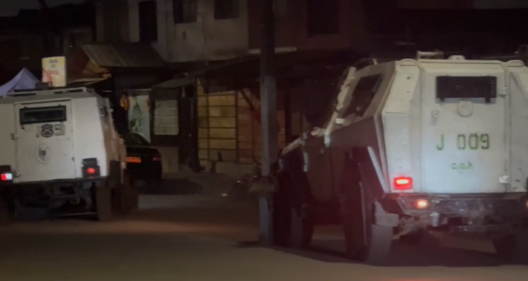 Sujeto huyó de Carabineros y escapó por techos en La Pintana: tejado cedió y cayó sobre bebé de 1 mes