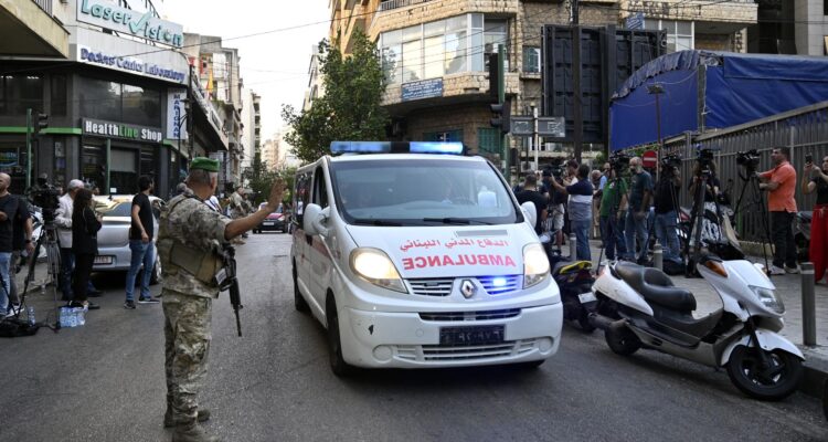 Una ambulancia llega al Centro Médico de la Universidad Americana de Beirut (AUBMC)