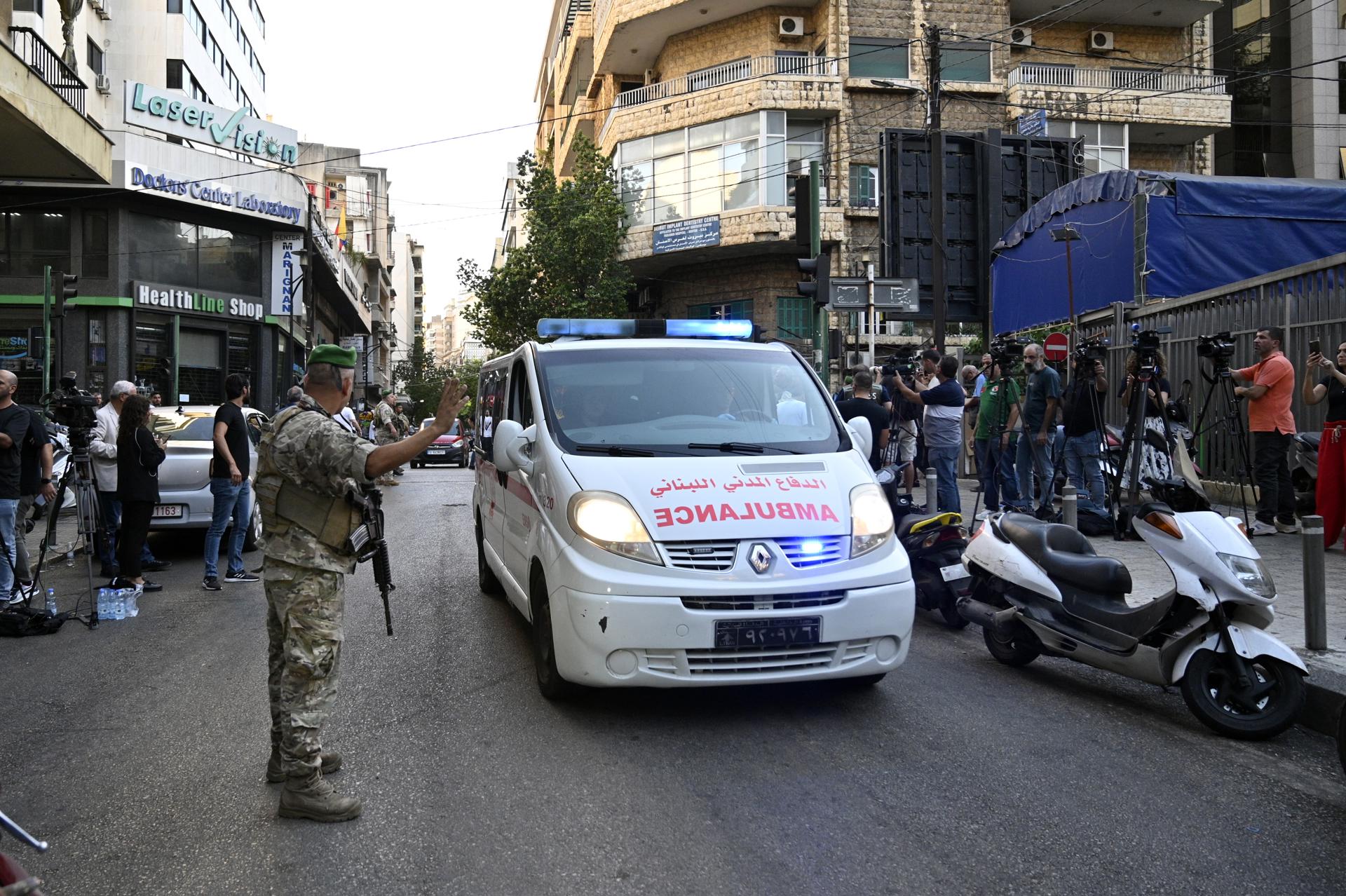 Una ambulancia llega al Centro Médico de la Universidad Americana de Beirut (AUBMC)