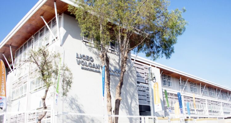 Suspenden clases de liceo ubicado junto a cesfam amenazado por autores de balacera en Bajos de Mena